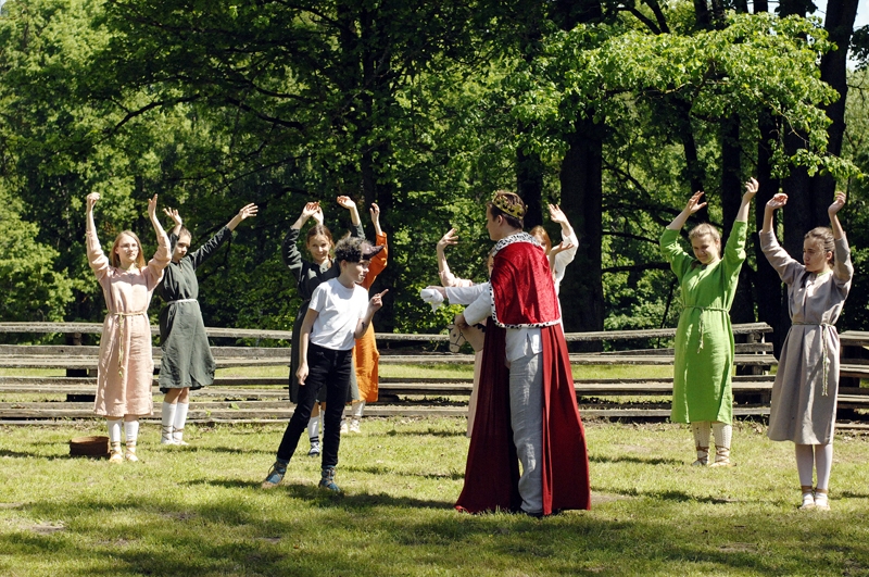 Viļa dienas svinībās «Lejeniekos» šogad ar Spīdolas ģimnāzijas audzēkņu dalību atdzīvojušies poēmas «Eža kažociņš» varoņi.
Autors: Ivars Bogdanovs