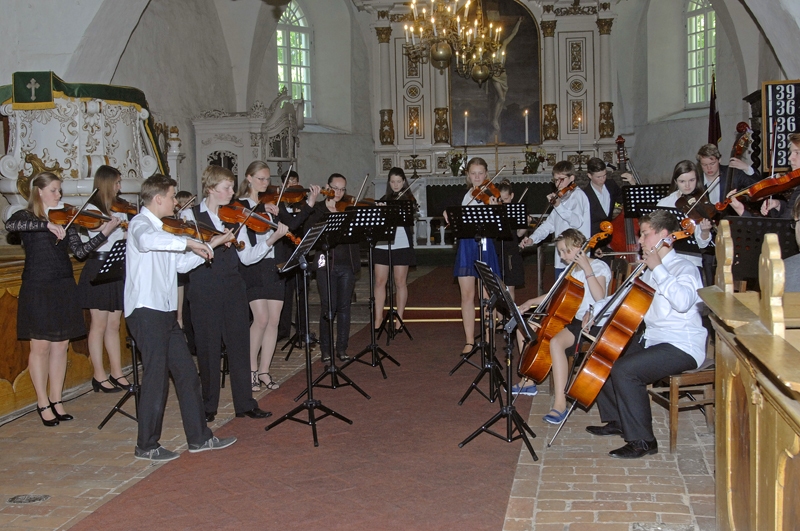 Nāhodas mūzikas skolas stīgu orķestris koncertē Bauskas Svētā Gara luterāņu baznīcā.
Autors: Ivars Bogdanovs