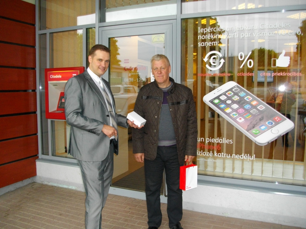 Ermīns Urtāns (no kreisās) pasniedz laimestu Feliksam Rameiķim.
Autors: no E. Urtāna albuma