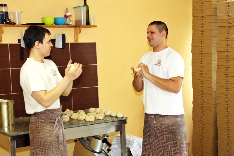 Picu meistari Jānis Muižzemnieks (no kreisās) un Jānis Jankovskis mīca picas mīklu.
Autors:  Uldis Varnevičs