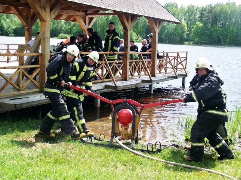 Bauskas brigāde pārliecinās, vai uzpumpētais spiediens ir pietiekami liels mērķa sašaušanai. 
Autors: Artūrs Dulbe