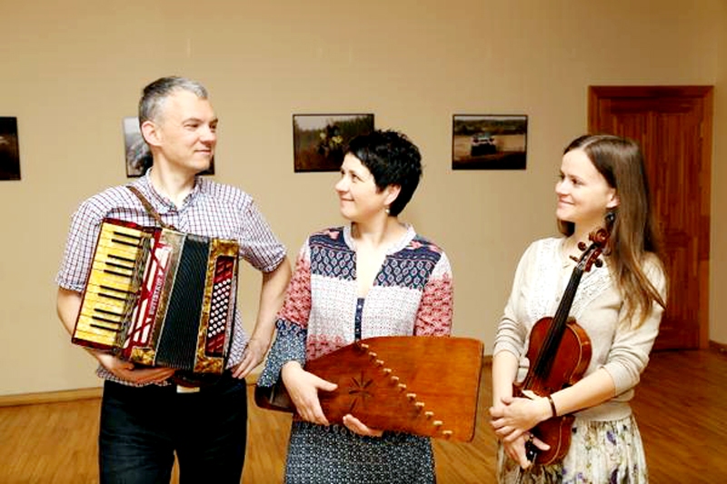 «Tarkšķu trio» – Laura Arāja (no labās), Kristīne un Sandis Kareļi – Brazīlijas latviešiem mācīs dančus.
Autors: no «Tarkšķu» albuma.