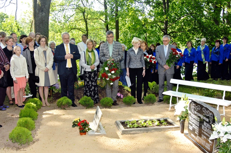 
Fridriha Vesmaņa un Emīlijas Bertas Vesmanes piemiņas zīmes atklāšanas sarīkojumā skanēja izcilā politiķa atmiņu citāti.
Autors: Ivars Bogdanovs