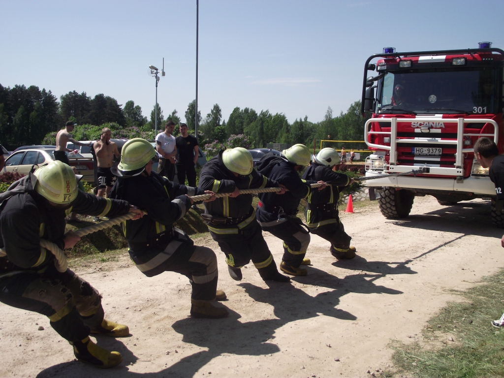 Visātrāk 14 tonnas smagu kravas auto pāri finiša līnijai pārvilka Vecumnieku brigādes ugunsdzēsēji.
Autors: Artūrs Dulbe