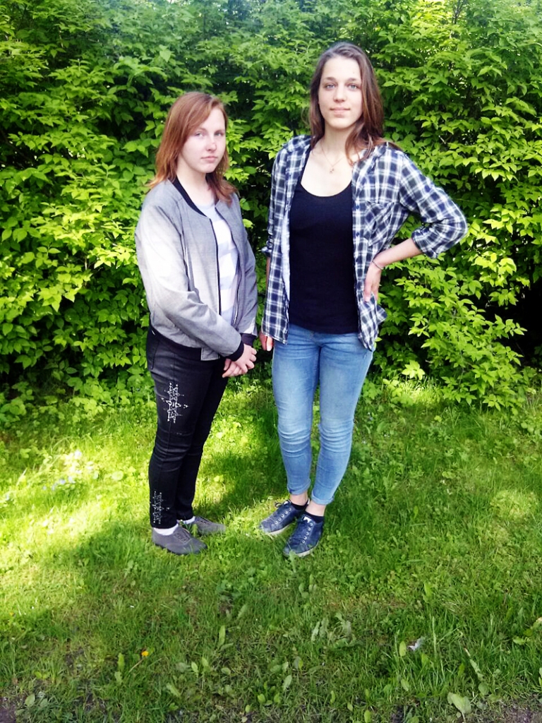 Dzimtmisas pamatskolas 9. klases izcilnieces Estere Romanovska (no kreisās) un Ildze Jurkovska ir aktīvas ekoskolas projektu dalībnieces.
Autors: no Dzimtmisas skolas albuma.