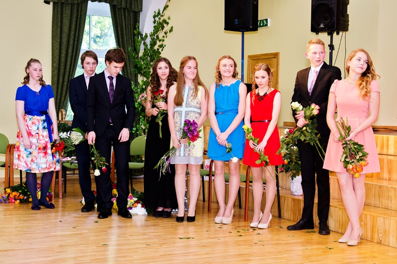 Absolventi gatavi saņemt diplomus par profesionālo muzikālo izglītību.
Autors: no skolas albuma