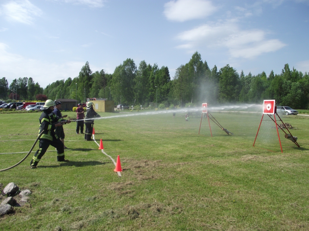 Sacensību dalībnieki cenšas piepildīt mērķi ar ūdeni.
Autors: Artūrs Dulbe