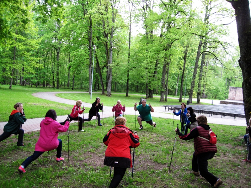Nūjošana parkā kļuvusi par ierastu kopīgu nodarbi Iecavas novada seniorēm.

Autors: No albuma.