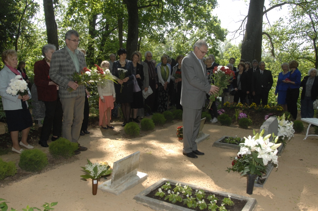 Fridriha Vesmaņa paveikto augstu vērtē Rundāles novada domes priekšsēdētājs Aivars Okmanis, uzsverot – tuvojoties Latvijas neatkarības simts gadu jubilejai, vairāk uzmanības jāpievērš to cilvēku likteņu stāstiem, kas cīnījās par valsts neatkarību.
Autors: Ivars Bogdanovs