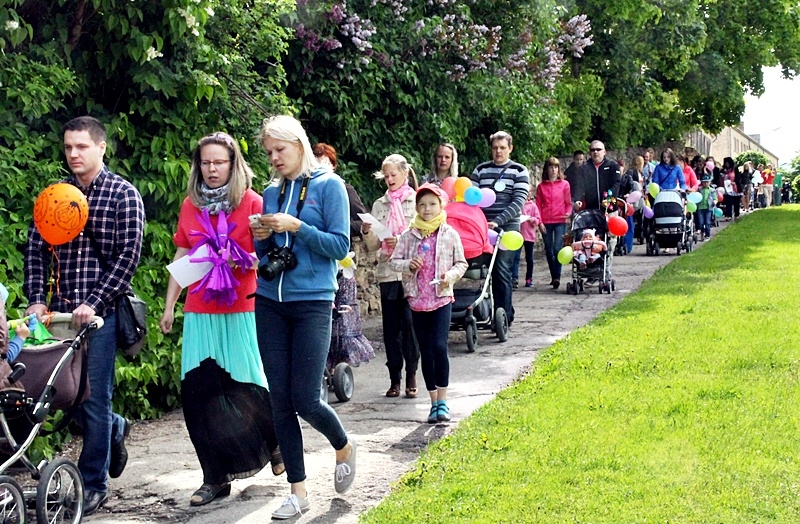 Egija Karpoviča (tuvplānā no labās) un Diāna Kraukle-Pīpiņa ratu gājiena vadībā. 
Autors: Uldis Varnevičs