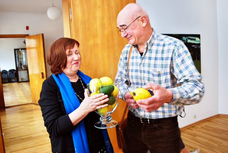Izstādē. Gleznotājs Jānis Jēkabsons un gleznotāja Guna Millersone, Talsu muzeja mākslas nodaļas vadītāja.
Autors: Laimonis Šulcs