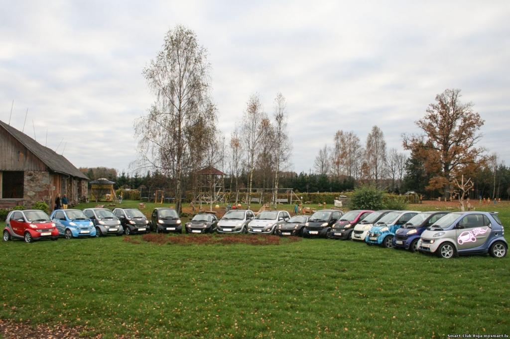 Bauskā sestdien, 6. jūnijā, būs iespēja vienkopus skatīt ap 40 mikroklases automobiļu. Te notiks autokluba «Smart Club Riga» salidojums. 
Autors: No albuma.