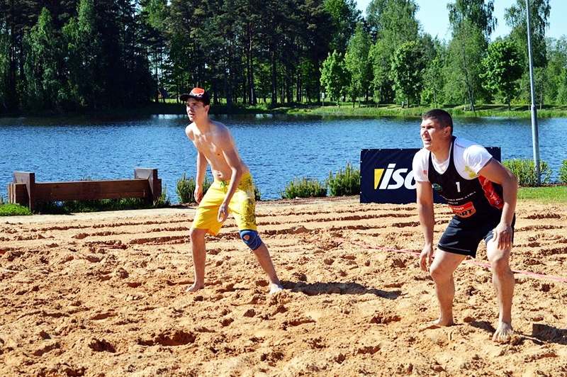 Vecumnieku smilšu volejbola turnīrā. Nauris Artimovičs (no labās) un Artūrs Zaķis gatavojas uzņemt kārtējo pretinieku servi.
Autors: no Vecumnieku «Beachvolley 500» «facebook» profila