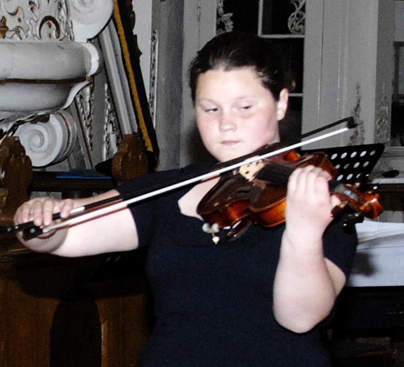 Katrīna Siliņa muzicē Bauskas Sv. Gara luterāņu baznīcā. 
Autors: Ivars Bogdanovs