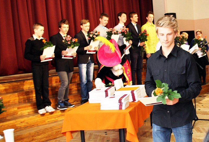 Valdis Barens (tuvplānā), Skaistkalnes vidusskolas 8. klases audzēknis, ir labākais vizuālās mākslas olimpiādē.
Autors: Uldis Varnevičs