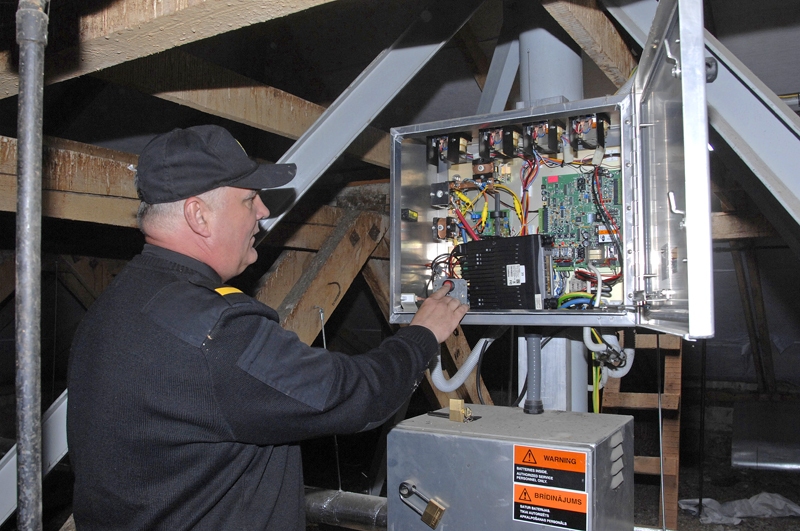 Bauskā uz 2. vidusskolas jumta novietoto trauksmes sirēnu ieslēdz VUGD darbinieks Viktors Gailis.

Autors: Ivars Bogdanovs