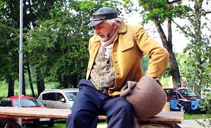 Zigurds Neimanis ir gan izrādes režisors, gan pats atveido Ābramu.
Autors: Publicitātes foto.