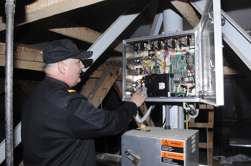 Bauskā uz 2. vidusskolas jumta novietoto trauksmes sirēnu ieslēdz VUGD darbinieks Viktors Gailis.
Autors: Ivars Bogdanovs