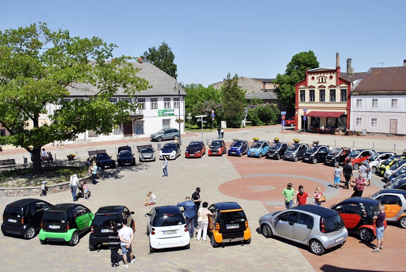 Bauskas Rātslaukumā kuplā skaitā bija ieradušies autokluba «Smart Club Riga» biedri.
Autors: Māris Krūmiņš