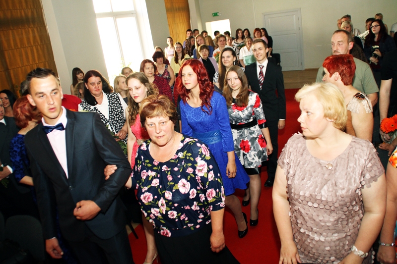 Valles vidusskolas 12. klases izlaidumā audzēkņi un viesi kopā ar klases audzinātāju Jolantu Ģeķi (vidū). 
Autors: Uldis Varnevičs