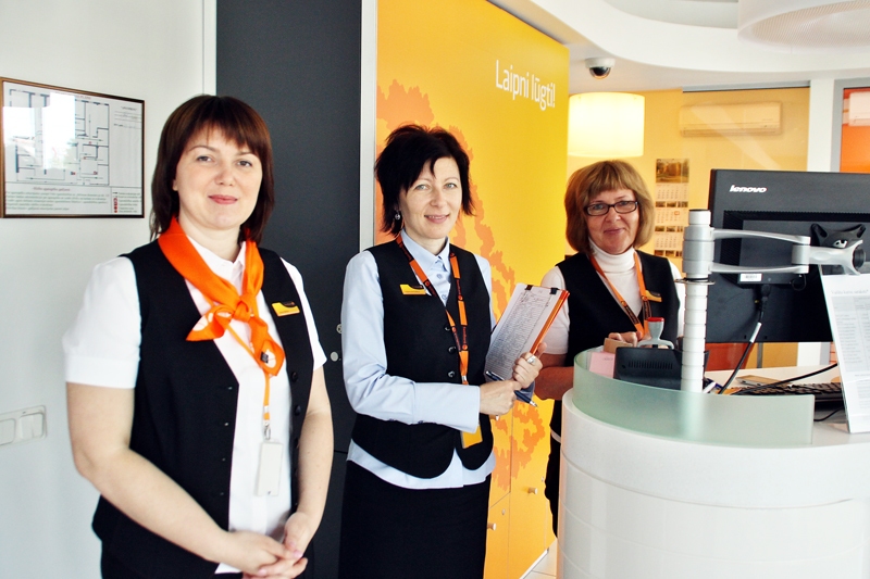 Inese Ūdrēna (no kreisās) kopā ar citām bankas Bauskas filiāles darbiniecēm klientus sagaida pie durvīm, nevis aiz kases lodziņiem.
Autors: Uldis Varnevičs