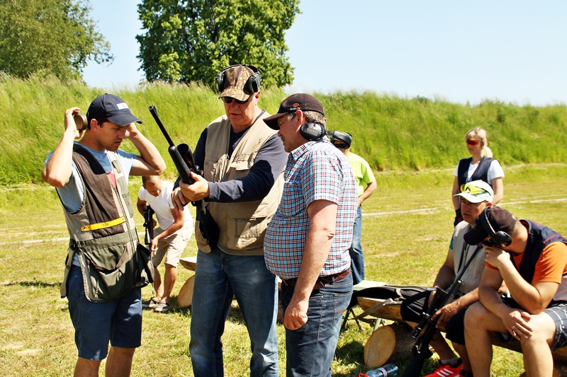 Diskusijas. Egils Āboliņš (no kreisās), Armands Reķis un Arvīds Āboliņš apspriež šaušanas īpatnības, tēmējot pa alni.
Autors: Uldis Varnevičs