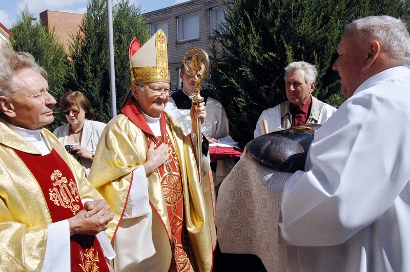 Jubilejā. Svinīgi sagaidot bīskapu emeritus Antonu Justu un pasniedzot viņam dāvanā maizes klaipu, Bauskas katoļu draudzes vārdā augsto viesi sveica draudzes vecākais Elmārs Dārznieks. Monsinjors Jānis Zviedrāns – no kreisās.
Autors: Ivars Bogdanovs