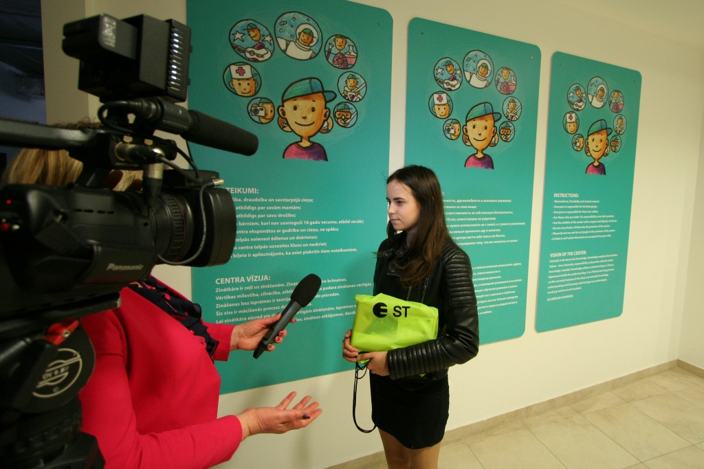 Iecavniece Anna Elizabete Feldmane atzīta par labāko T-krekla dizaina autori uzņēmuma «Sadales tīkls»  elektrodrošības kampaņas konkursā.
Autors: Publicitātes foto.