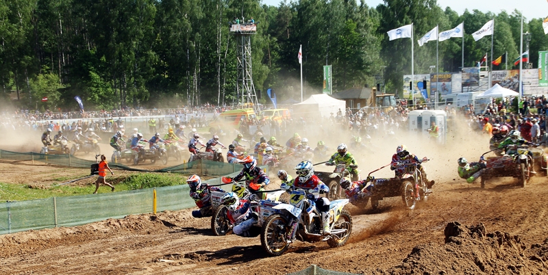 Starts. Elvija Mucenieka un Jana Hendriksa ekipāža (priekšplānā ar 4. numuru) otrā brauciena startā bija visātrākā.
Autors: Uldis Varnevičs