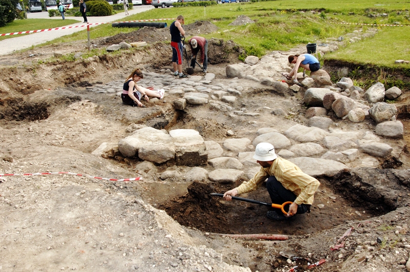 Arheologu Vitolda Muižnieka un Ilzes Mālkalnietes vadībā turpinās 2013. gadā sāktie izrakumi 16. gadsimta pirmajā pusē celtās vecās Rundāles pils pamatos.
Autors: Ivars Bogdanovs