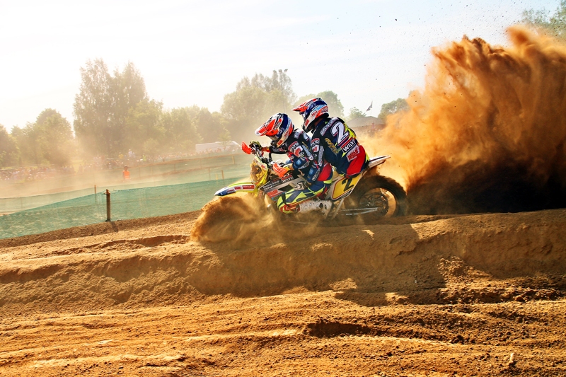 Pasaules klases motobraucēji Stelpes sacīkšu trasē smiltis šļakstīja kā ūdeni, brīžiem virsū gāzdami ne vienu vien «devīto vilni».
Autors: Uldis Varnevičs