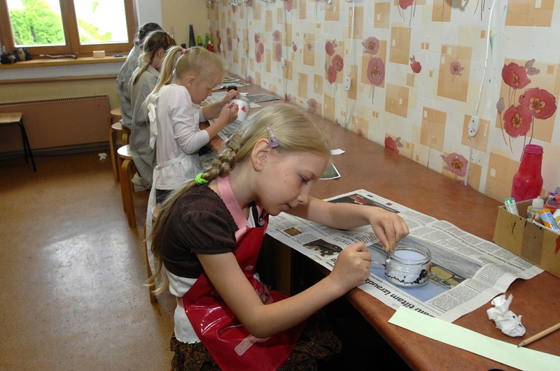 Nometnes dalībnieki aizrautīgi strādā darbnīcā. 

Autors: Ivars Bogdanovs