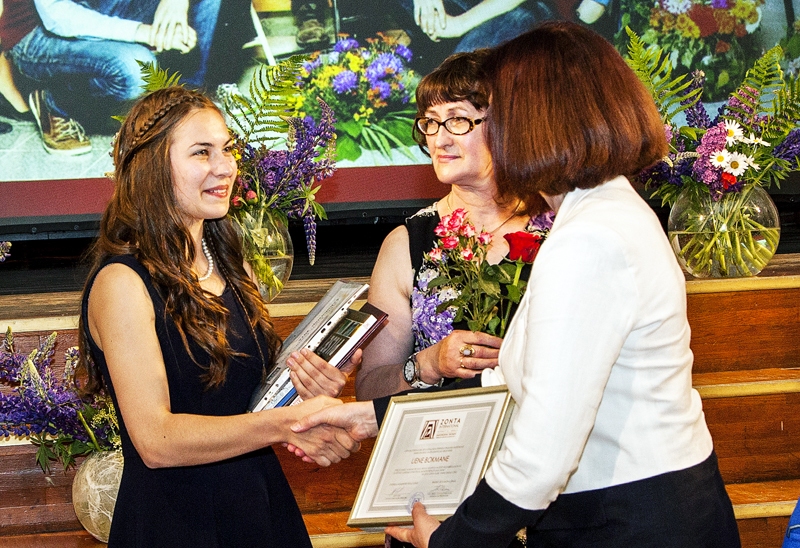 12.a klases izlaidumā Liene Bokmane saņem stipendijas apliecinājumu no Latvijas Zonta organizācijas prezidentes Ilzes Tijones. Par Lieni priecājas mamma Ināra Bokmane.
Autors: Ģirts Donerblics