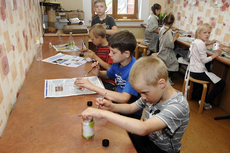 Nometnes dalībnieki aizrautīgi strādā darbnīcā.
Autors: Ivars Bogdanovs