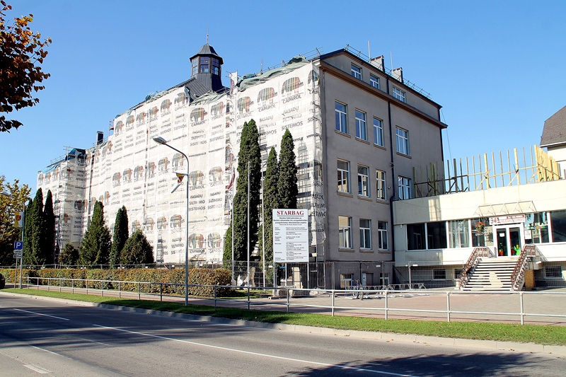 SIA «Starbag» pameta būvdarbus nepabeigtus, sastatnes bija jānovāc, remonts apstājies. Nu šis uzņēmums iesniedzis sūdzību IUB. 
Autors: no «Bauskas Dzīves» arhīva