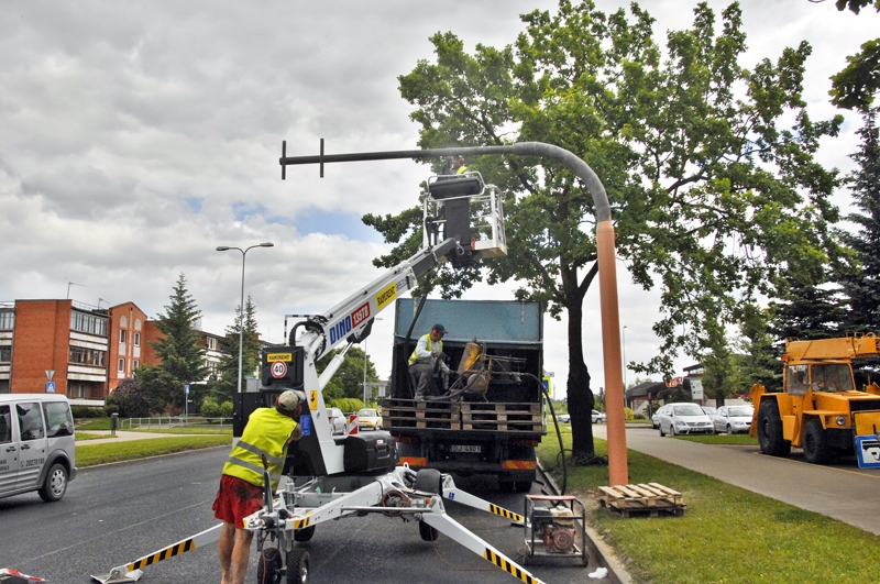 SIA «Strabag» meistari atjauno informatīvo ceļa zīmju stabus, kas daudzviet jau bija rūsas skarti. Ar smilšu strūklu stabus notīrīja, uzklāja grunti, pēc tam tos nokrāsos.
Autors: Ivars Bogdanovs