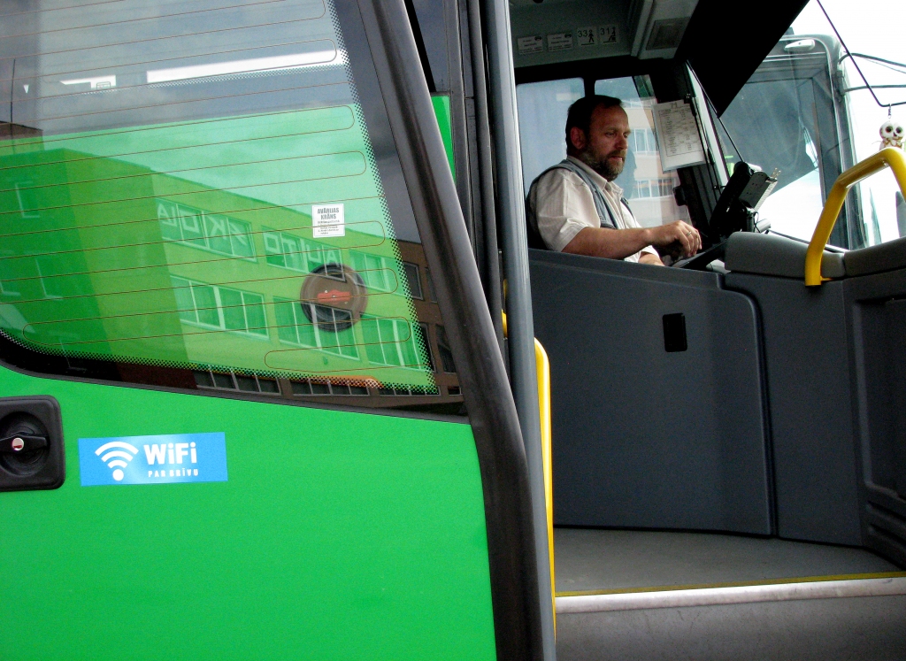 Par iespēju izmantot bezmaksas Wi-Fi SIA «Aips» autobusos liecina uzlīmes uz durvīm. Šoferis Aigars Dručka pārliecināts, ka pasažieri atzinīgi novērtēs šo jaunievedumu. 

Autors: Vilnis Auzāns