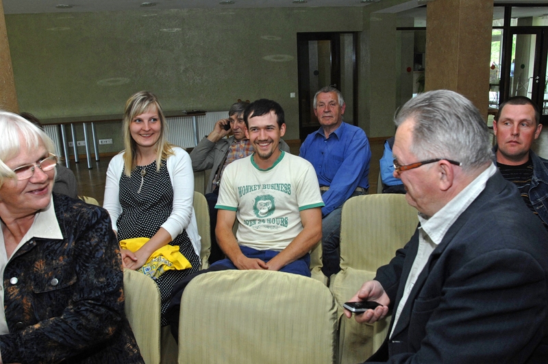 Latvijas Biškopības biedrības Bauskas nodaļas vadītājs Oskars Spalis (no labās) pārrunā situāciju dravās ar biškopjiem Rolandu un Maiju Rimicāniem un Ligitu Rudzīti (no kreisās). 


Autors: Ivars Bogdanovs