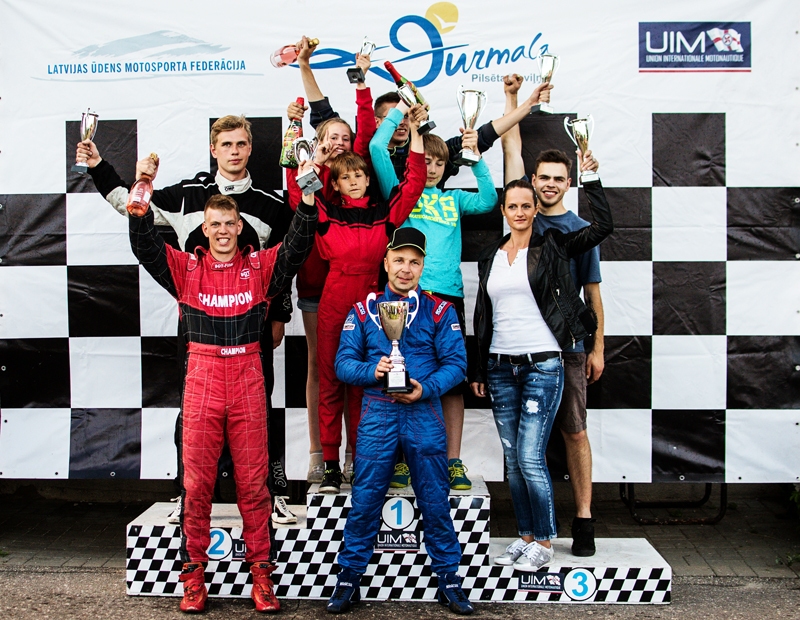 «Mēmeles sporta» vienība ar iegūtajām balvām uz goda pjedestāla.
Autors: no memelessports.lv.