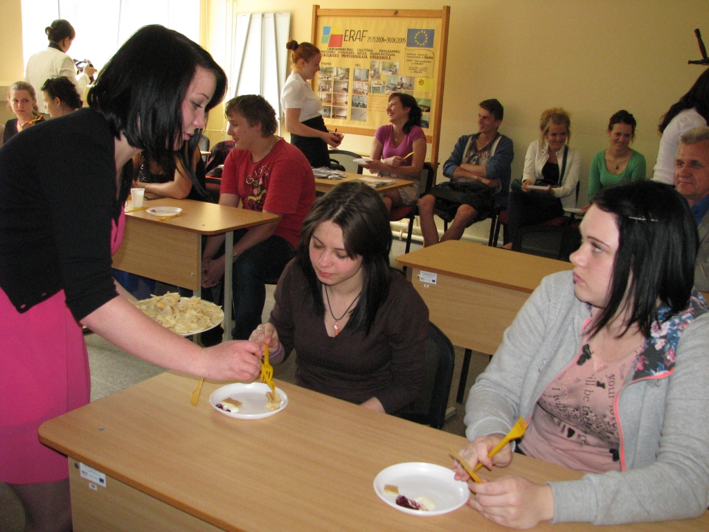 Saulaines audzēkņi bija sagatavojuši izvērstas prezentācijas, kurās apkopotā informācija liecināja, ka tirgotavās pieejams ļoti plašs produktu klāsts, kuros ir daudz organismam kaitīgu vielu, tostarp arī iespējama ĢMO klātbūtne.
 
Autors: Vilnis Auzāns