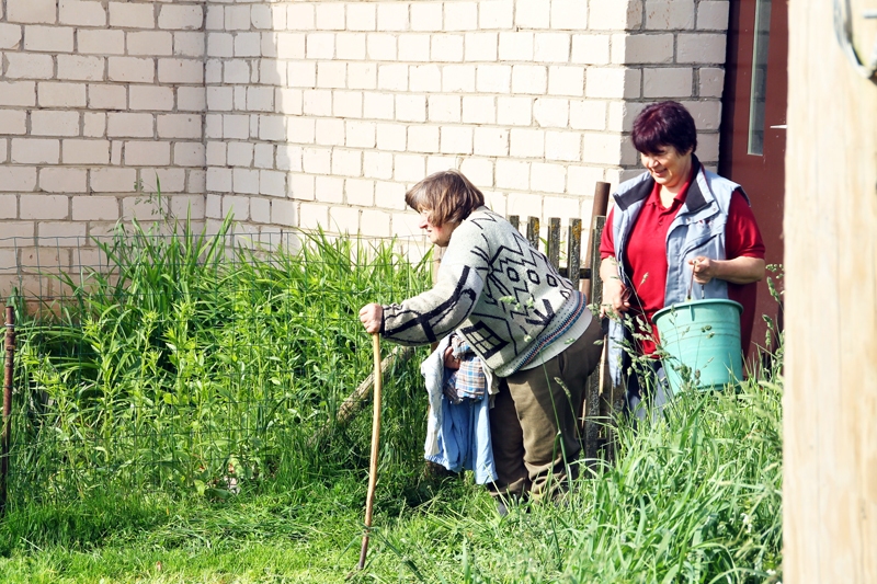 Antonija Zenta Arseņenkova (no kreisās) dodas uz speciālo auto. Viņai palīdz aprūpētāja Ligita Lanerte.
Autors: Uldis Varnevičs