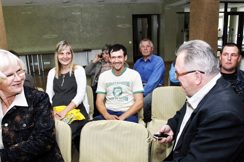 SEMINĀRĀ. Latvijas Biškopības biedrības Bauskas nodaļas vadītājs Oskars Spalis (no labās) pārrunā situāciju dravās ar biškopjiem Rolandu un Maiju Rimicāniem un Ligitu Rudzīti (no kreisās).
Autors: Ivars Bogdanovs