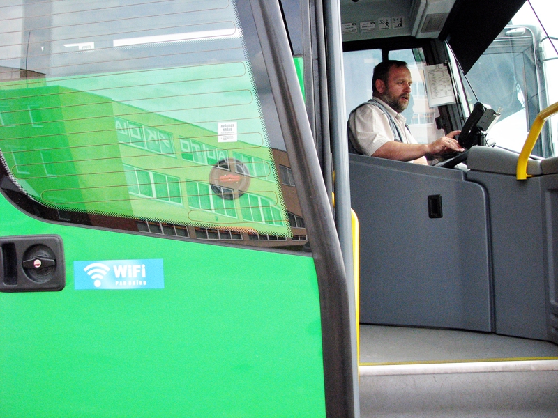 JAUNINĀJUMS. Par iespēju izmantot bezmaksas Wi-Fi SIA «Aips» autobusos liecina uzlīmes uz durvīm. Šoferis Aigars Dručka pārliecināts, ka pasažieri atzinīgi novērtēs šo jaunievedumu. 
Autors: Vilnis Auzāns