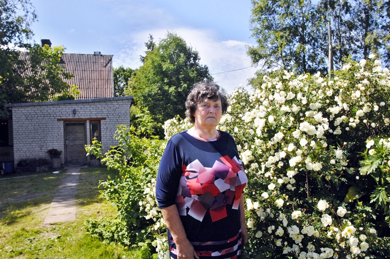 Māra Holste pēc atgriešanās no izsūtījuma dzīvo dzimtas mājās Rundāles novada Svitenes «Upmalniekos». No šejienes 1941. gada 14. jūnijā izveda viņas ģimeni. Pirms represijām stādītais baltais rožu krūms joprojām daiļo sētas pagalmu. 
Autors: Ivars Bogdanovs