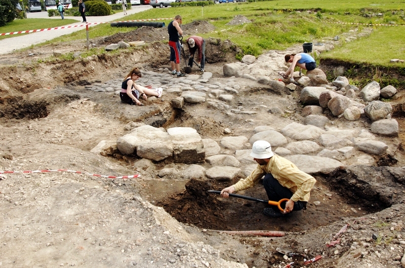 Arheologu Vitolda Muižnieka un Ilzes Mālkalnietes vadībā turpinās 2013. gadā sāktie izrakumi 16. gadsimta pirmajā pusē celtās vecās Rundāles pils pamatos.
Autors: Ivars Bogdanovs