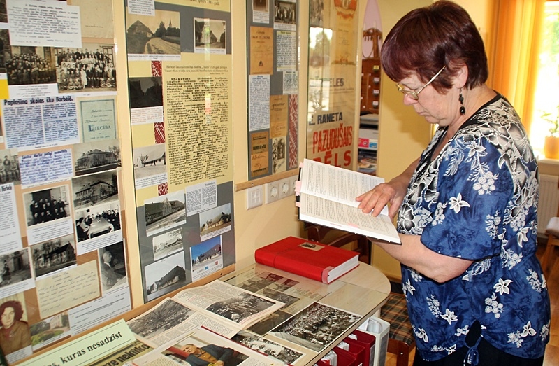 Brigita Krauze šķirsta grāmatu, kur ziņas par deportētajiem bārbeliešiem atzīmētas ar grāmatzīmēm.
Autors: Uldis Varnevičs