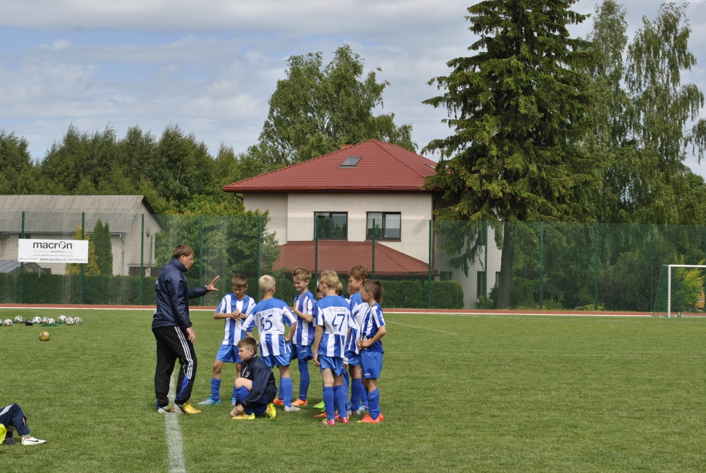 FK «Iecava» U11 komandas treneris Raimonds Aleksandrovs starplaikā dod norādījumus spēlētājiem. 
Autors: Māris Krūmiņš