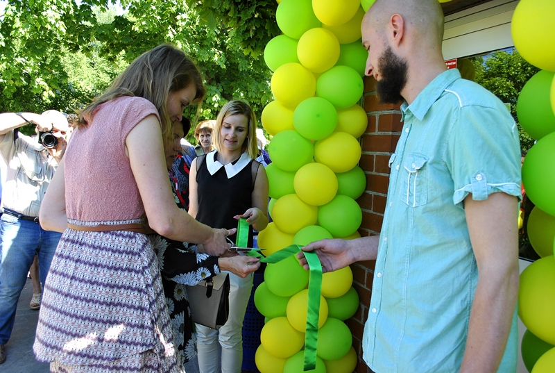 SIA «MNKD» valdes priekšsēdētāja Alma Spangere, atklājot veikalu, svinīgi pārgriež lentu.
Autors: Māris Krūmiņš