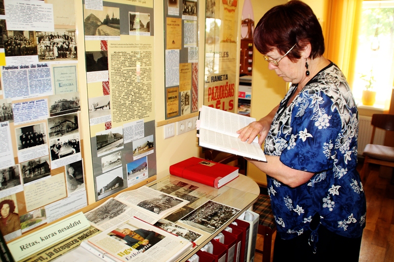 Brigita Krauze rāda grāmatu, kur ziņas par deportētajiem bārbeliešiem atzīmētas ar grāmatzīmēm. 
Autors: Uldis Varnevičs