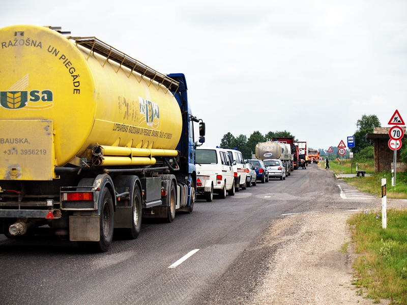 Šovasar starptautiskās maģistrāles A7 posmos Bauskā un Iecavas novadā tiek mainīta asfalta virsējā kārta. Remontdarbi autovadītājiem liek rēķināties ar papildu laiku ceļā.
Autors: no «Bauskas Dzīves» arhīva